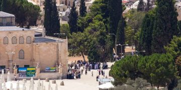 اقتحام واسع للأقصى.. والاحتلال يعتدي على المصلين ويعتقل 8 فلسطينيين