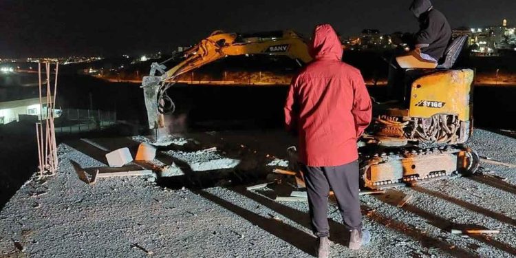 الاحتلال يجبر المقدسي حمزة على هدم منزله