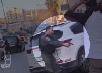 جندي إسرائيلي يعدم فلسطينياً من مسافة صفر