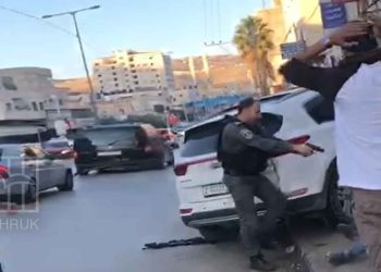 جندي إسرائيلي يعدم فلسطينياً من مسافة صفر