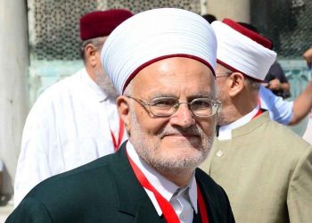 يتعرض خطيب المسجد الأقصى، الشيخ عكرمة صبري، لانتهاكات متكررة من قبل سلطات الاحتلال الإسرائيلي