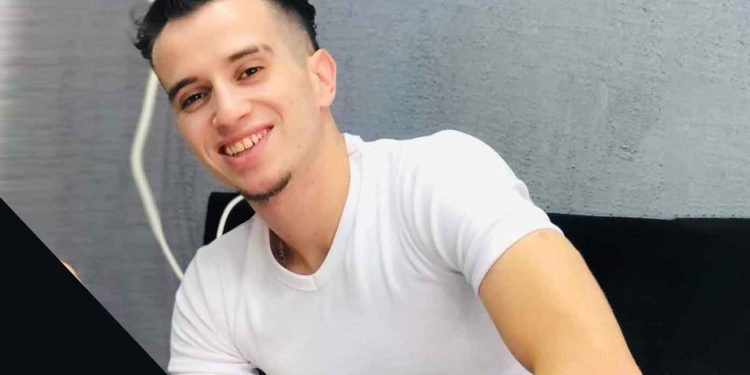 قوات كبيرة من جيش الاحتلال قد اقتحمت حارة الشيخ مسلم على أطراف البلدة القديمة من نابلس، وحاصرت منزلا، وأطلقت النار على من فيه