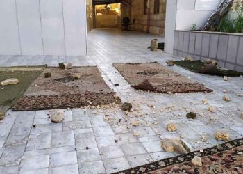 هجوم مستوطنون، في ساعة متأخرة من ليلة السبت/الأحد، مسجداً في البلدة القديمة من مدينة الخليل.