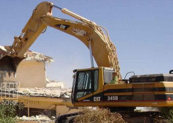 الاحتلال الإسرائيلي يخطر بهدم مسجد ويهدم منشأة تجارية