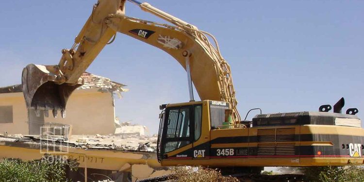 الاحتلال الإسرائيلي يخطر بهدم مسجد ويهدم منشأة تجارية