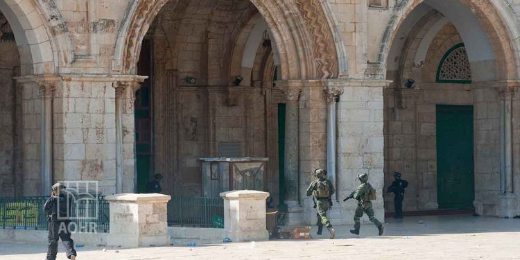 اقتحام قوات الاحتلال ساحات المسجد الاقصى والمسجد القبلي والاعتداء على المصلين وإطلاق القنابل الصوتية والمسيلة للدموع