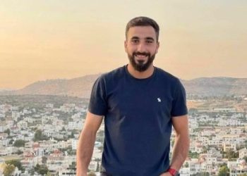 مقتل فلسطيني وإحراق أكثر من 30 منزلا في هجوم للمستوطنين شرق رام الله