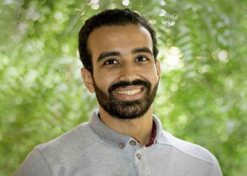 قوة أمنية تعتقل الصحفي كريم أسعد بعد اعتدائها عليه