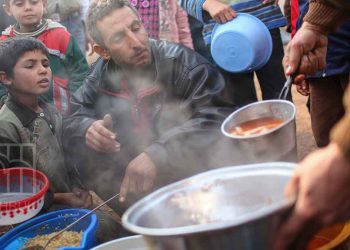 100,000 Palestinians forced to flee to Rafah, near Egyptian boards