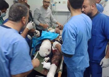 الاحتلال يتعمد استهداف الصحفيين ويصيبهم بجروح خطيرة