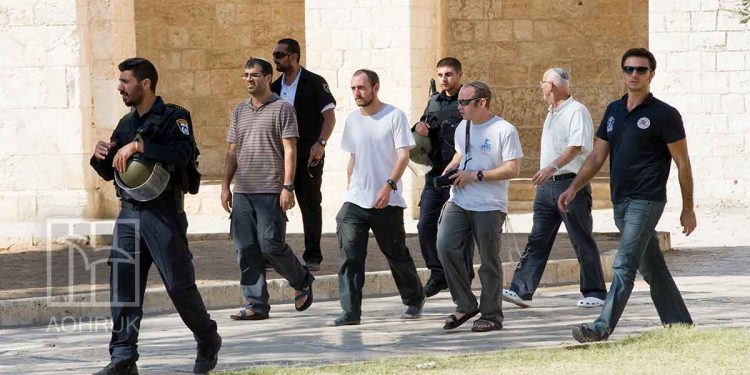 مئات المستوطنين الإسرائيليين يقتحمون المسجد الأقصى تحت حماية الشرطة