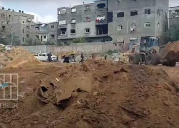 العثور على مقبرة جماعية لفلسطينيين دفنهم جيش الاحتلال الإسرائيلي في باحة مجمع الشفاء الطبي