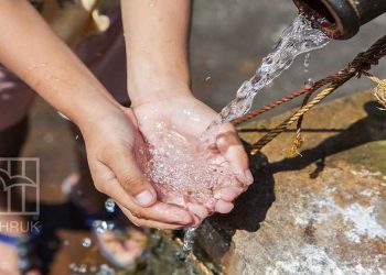 يقترب سكان قطاع غزة من المجاعة، بينما تقبع المساعدات الإنسانية على بعد عشرات الكيلومترات من حدوده