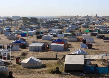 غزة.. مقتل 10 فلسطينيين في قصف إسرائيلي قرب تجمع للنازحين