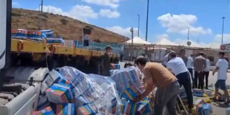 متطرفون إسرائيليون يؤكدون مواصلة منعهم دخول المساعدات إلى غزة