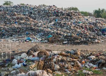 يتراكم أكثر من 330 ألف طن من النفايات في مناطق مأهولة بالسكان بجميع أنحاء قطاع غزة