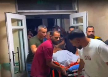 إعدام فتيين فلسطينيين بالرصاص في مخيم عقبة جبر قرب مدينة أريحا شرقي الضفة الغربية.