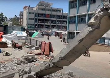 عشرات القتلى والجرحى، إثر قصف جوي إسرائيلي استهدف بوابة مدرسة تؤوي نازحين فلسطينيين جنوبي قطاع غزة