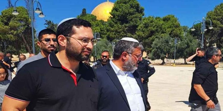اقتحم وزير الأمن القومي الإسرائيلي المتطرف ايتمار بن غفير، ووزير شؤون النقب والجليل يتسحاك فاسرلوف، اليوم الثلاثاء، باحات المسجد الأقصى، بحماية من شرطة الاحتلال.