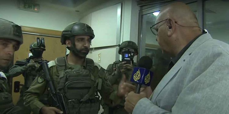قوات الاحتلال الإسرائيلي تقتحم مكتب قناة الجزيرة في رام الله وتغلقه