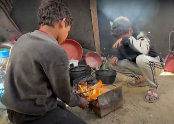 أطفال غزة يتجمدون حتى الموت.. كارثة إنسانية وسط صمت عالمي