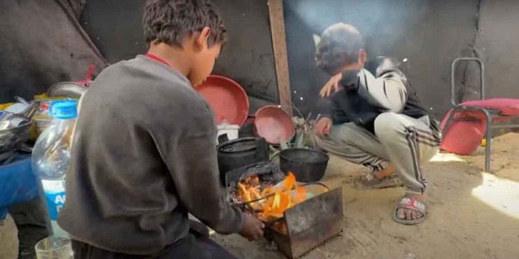 أطفال غزة يتجمدون حتى الموت.. كارثة إنسانية وسط صمت عالمي