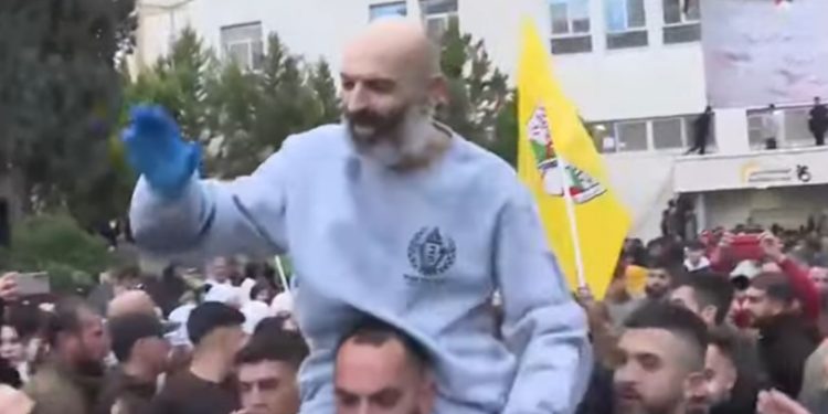 الأسرى الفلسطينيون المحررون: عشنا سنوات من القهر خلف القضبان
