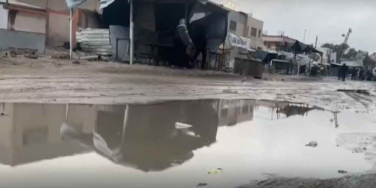 غزة.. غرق مئات خيام النازحين وسط أجواء عاصفة وتفاقم المعاناة