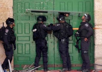 القدس.. الاحتلال يقتحم المصلى القبلي ويستولي على مكبرات الصوت