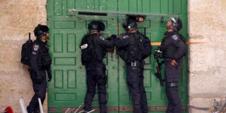 القدس.. الاحتلال يقتحم المصلى القبلي ويستولي على مكبرات الصوت