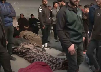 غزة تحت القصف.. ارتفاع عدد القتلى إلى 412 وسط نقص حاد بالإمدادات الطبية