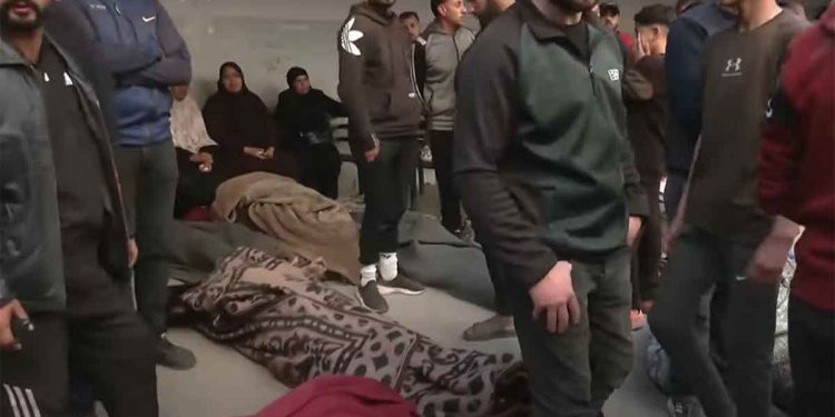 غزة تحت القصف.. ارتفاع عدد القتلى إلى 412 وسط نقص حاد بالإمدادات الطبية
