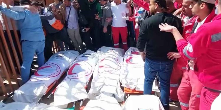شهادة مسعف ناج تفضح مجزرة الاحتلال بحق فرق الإسعاف في رفح