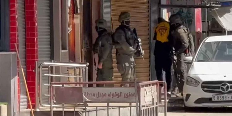 الاحتلال يعتقل 25 فلسطينيا في الضفة بينهم محررون في صفقة تبادل