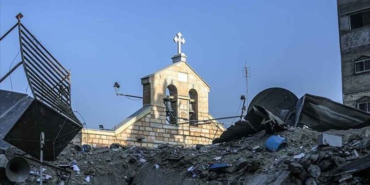قصف كنيسة في غزة.. الاحتلال يصيب كاهنا ونازحين فلسطينيين في ملاذ ديني
