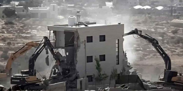الاحتلال ينسف 3 منازل لفلسطينيين قتلهم سابقاً بالضفة الغربية
