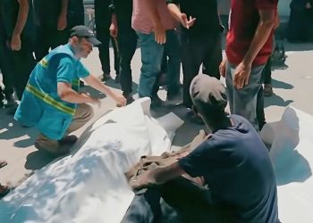 الاحتلال الإسرائيلي يطلق النار على من يلاحقون فتات الحياة في غزة