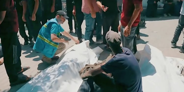 الاحتلال الإسرائيلي يطلق النار على من يلاحقون فتات الحياة في غزة