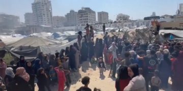 استهداف طوابير المجوَّعين في قطاع غزة.. وإنذارات تهجير جديدة