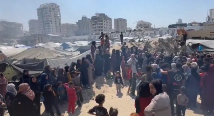 استهداف طوابير المجوَّعين في قطاع غزة.. وإنذارات تهجير جديدة