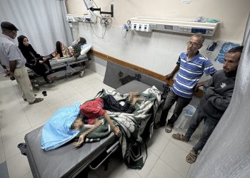 غزة.. الفتاة رحيل رصرص تفقد نصف وزنها قبل أن يجهز عليها الجوع