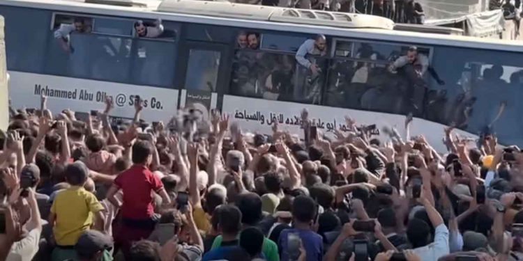 أسرى غزة المحررون.. وجوه منهكة تروي فصول الإبادة الجماعية خلف القضبان