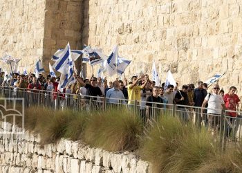 مئات المستوطنين يقتحمون “الأقصى” ويؤدون طقوسا تلمودية أمام قبة الصخرة