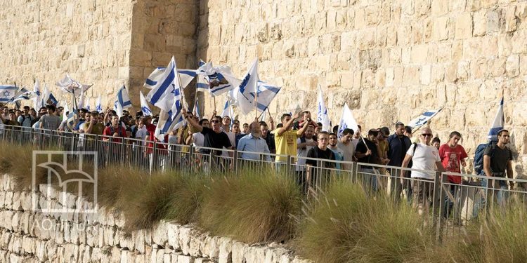 مئات المستوطنين يقتحمون “الأقصى” ويؤدون طقوسا تلمودية أمام قبة الصخرة