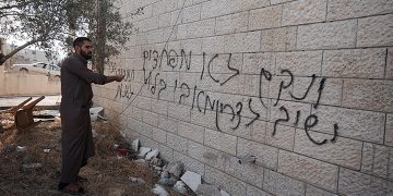 مستوطنون يحرقون مسجداً في سلفيت ويخطّون شعارات عنصرية