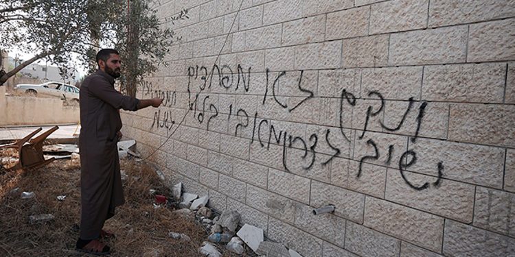 مستوطنون يحرقون مسجداً في سلفيت ويخطّون شعارات عنصرية