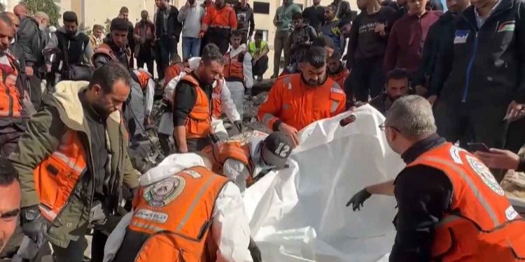 غزة.. انتشال المزيد من القتلى وسط قيود تعيق البحث عن المفقودين