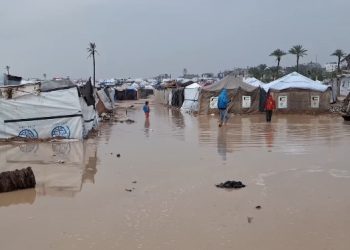 أمطار غزيرة تغرق مستشفى الشفاء وآلاف خيام النازحين في غزة