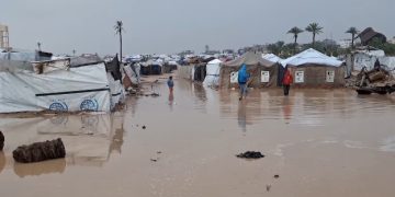 أمطار غزيرة تغرق مستشفى الشفاء وآلاف خيام النازحين في غزة