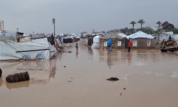 أمطار غزيرة تغرق مستشفى الشفاء وآلاف خيام النازحين في غزة